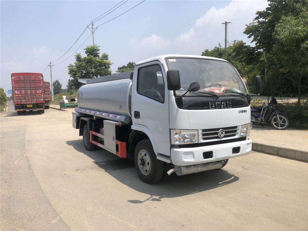 5噸加油車-東風多利卡5噸國三不上戶加油車（內(nèi)藏加油機）