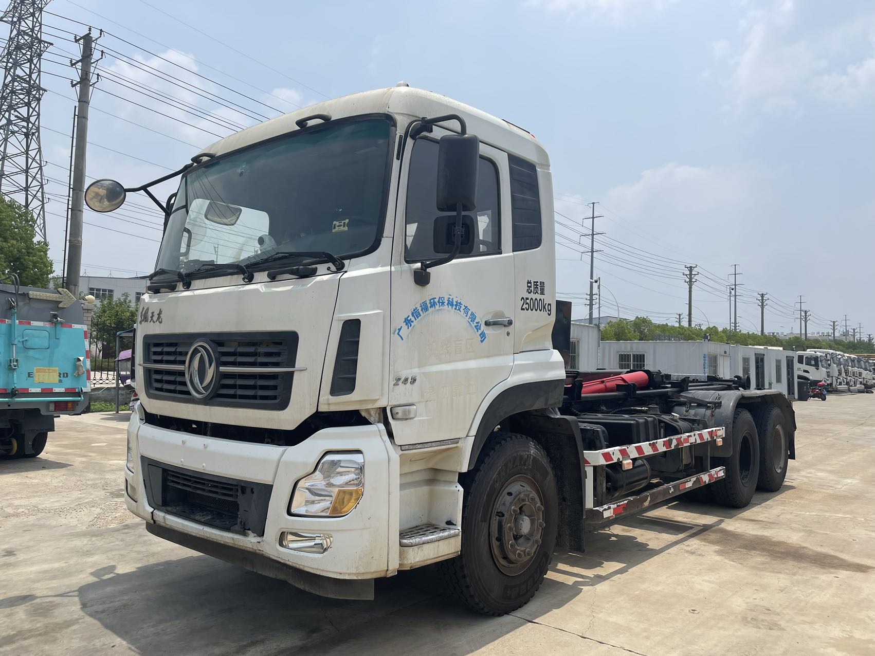 天龍后八輪勾臂(同款2臺) 2??年份：2019年5月 3??發(fā)動機：康機245馬力，國五 4??底盤配置：東風天龍底盤，5700軸距，7檔變速箱，1100鋼絲