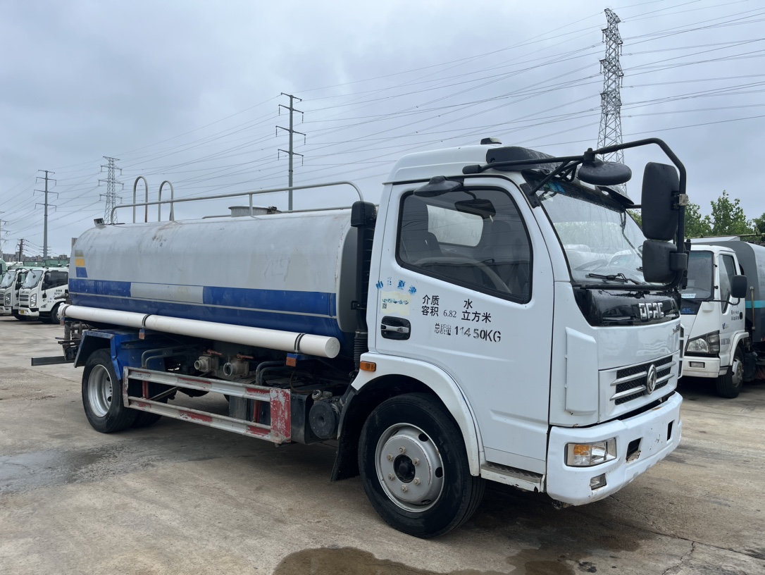 二手10方灑水車 2??年份：2020年5月 3??發(fā)動機：朝柴156馬力，國五 4??底盤配置：東風多利卡底盤，3800軸距，245真空胎，六檔變速箱，備胎未