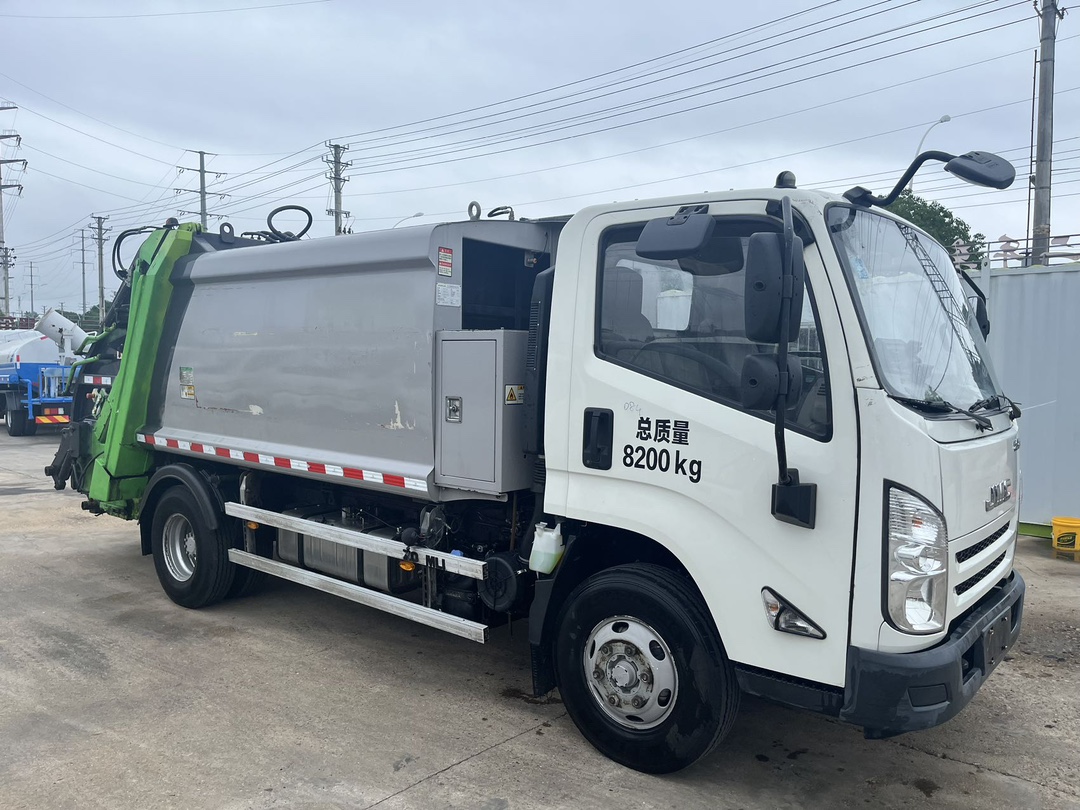 二手國六中聯(lián)6方壓縮垃圾車 2??年份：2021年5月 3??發(fā)動機：江鈴152馬力，國六 4??底盤配置：江鈴凱運底盤，3360軸距，750鋼絲胎，五檔變速箱