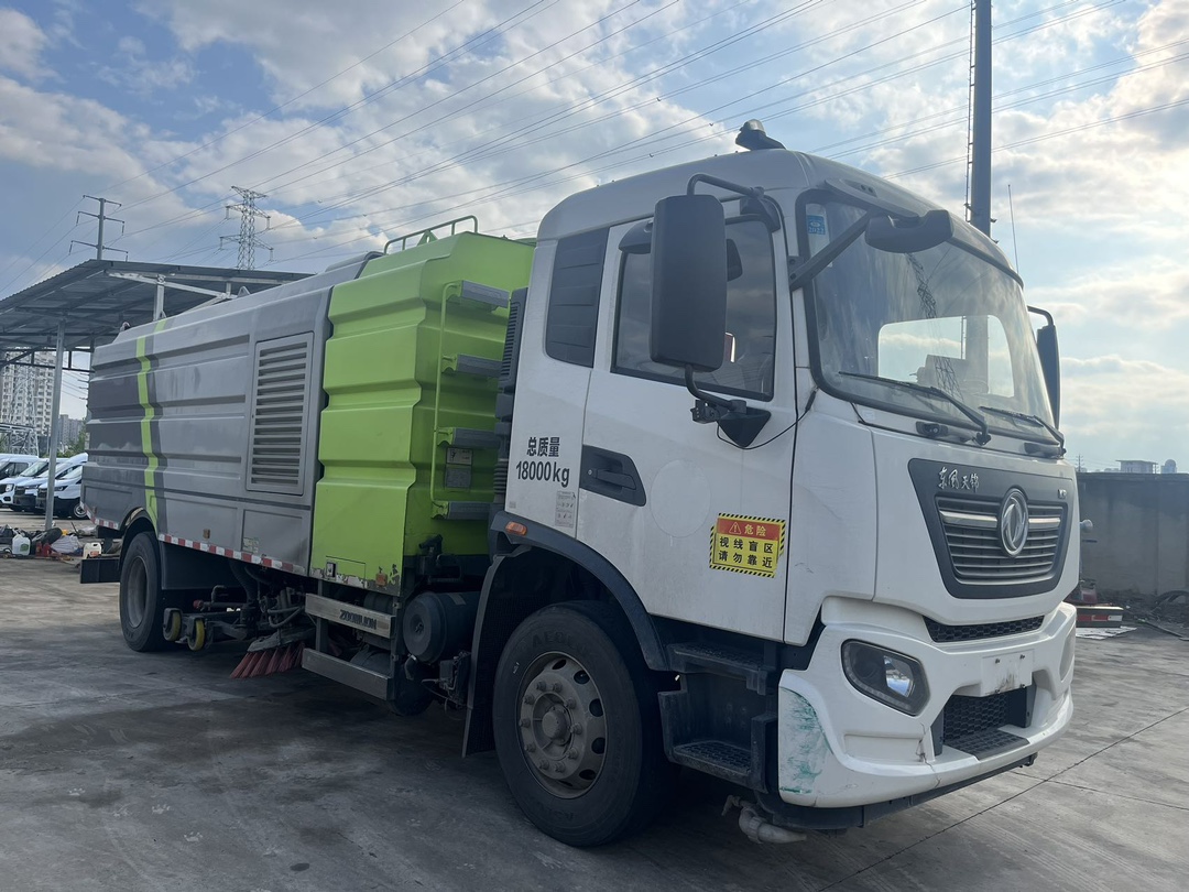 二手中聯(lián)16方洗掃車 2??年份：2021年5月 3??發(fā)動機：康機230馬力，國六 3??底盤配置：東風天錦底盤，六檔變速箱，5300軸距，275真空胎 4?