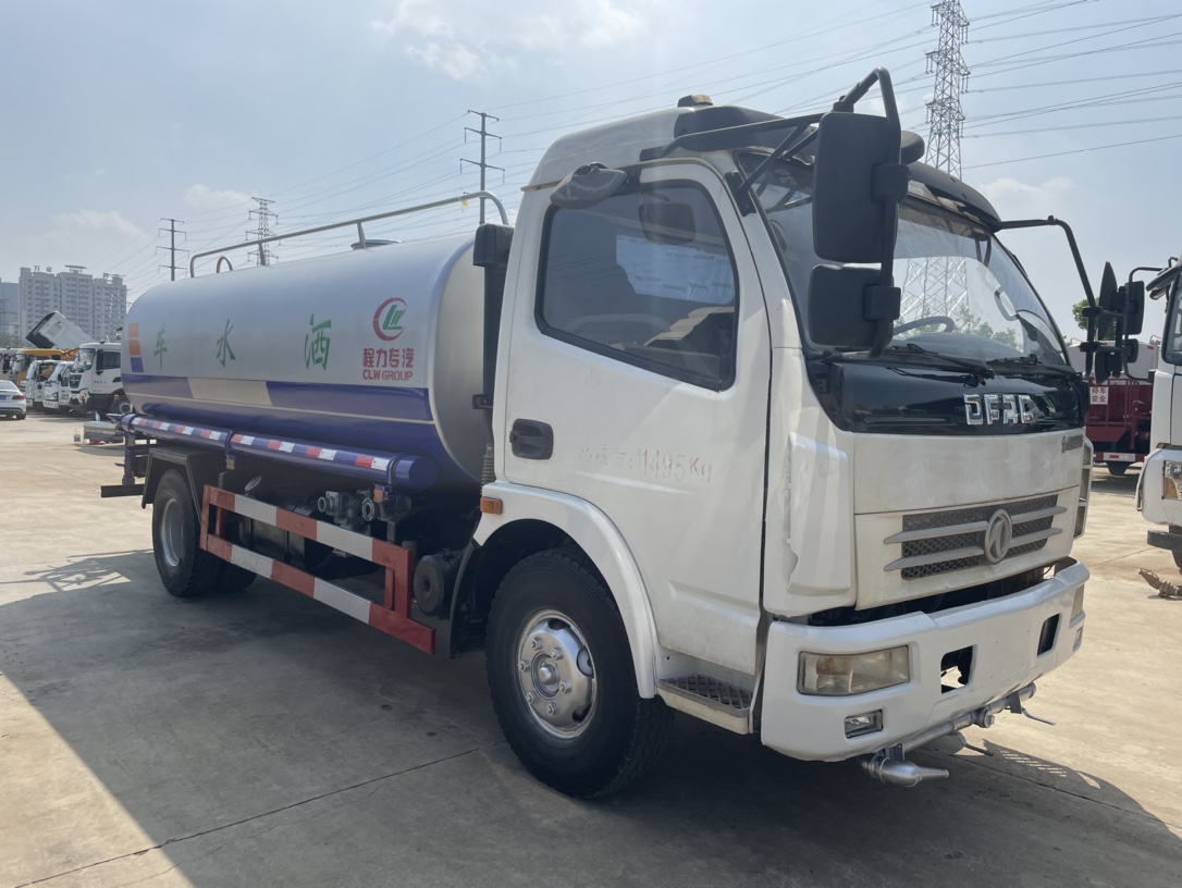  1??車型：10方灑水車 2??年份：2016年11月 3??發(fā)動機：朝柴140馬力，國四 4??底盤配置：東風多利卡，3800軸距，六檔變速箱， 5??上裝