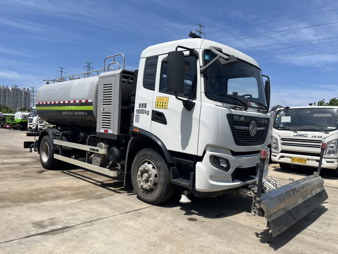 二手國六東風天錦清洗車 2??年份：2021年5月 3??發(fā)動機：康機230馬力，國六 4??底盤配置：東風天錦底盤，六檔變速箱，4500軸距，275真空胎，