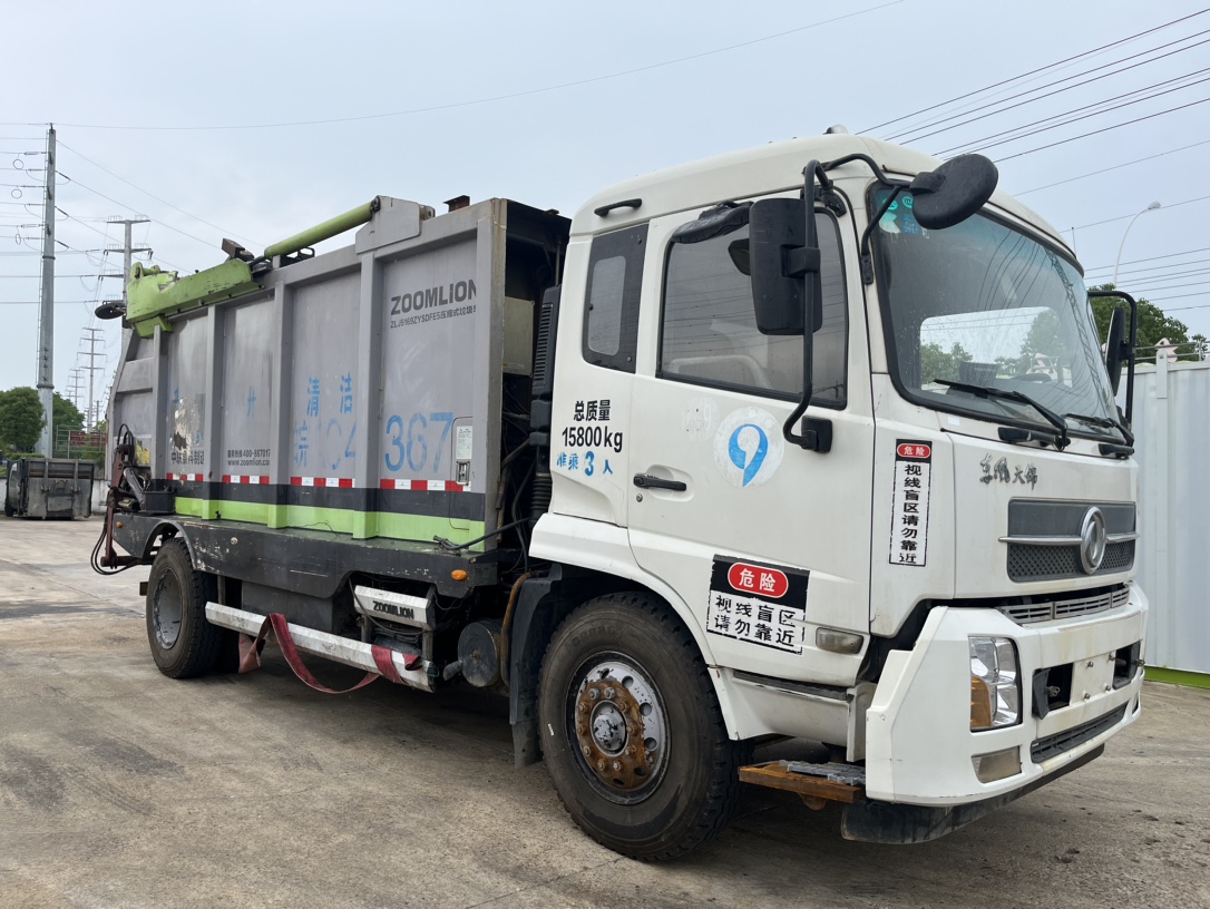 二手中聯(lián)無泄露式壓縮垃圾車 2??年份：2018年1月 3??發(fā)動機：康機210馬力，國五 4??底盤配置：東風天錦底盤，4500軸距，1000鋼絲胎，六檔變速