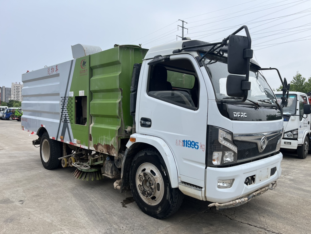 二手國六8方洗掃 2??年份：2021年4月 3??發(fā)動機：云內150馬力，國六 4??底盤配置：東風福瑞卡底盤，3800軸距，825鋼絲胎，六檔變速箱。 5?